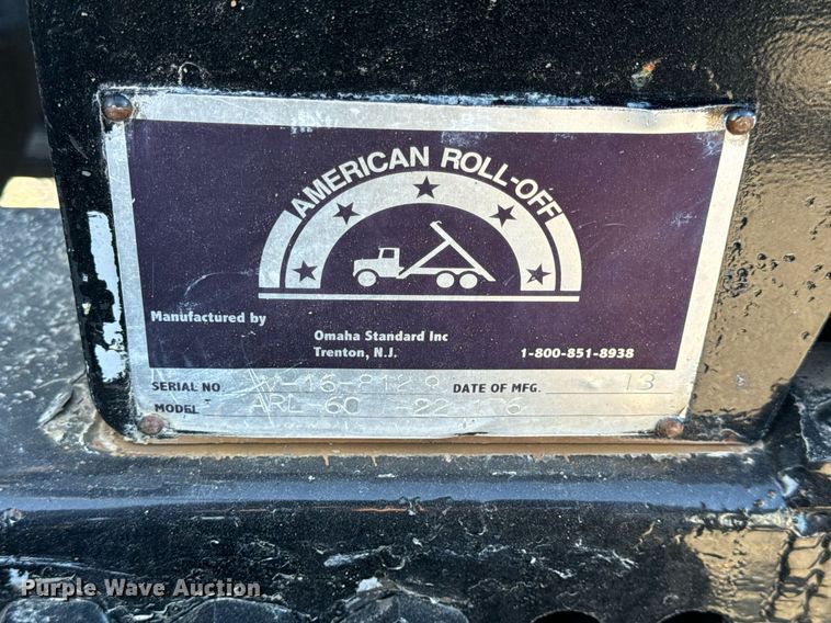 image for item DV1924 2015 Peterbilt 348 roll-off container truck