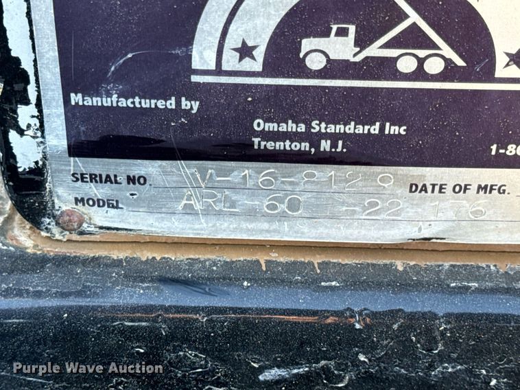 image for item DV1924 2015 Peterbilt 348 roll-off container truck