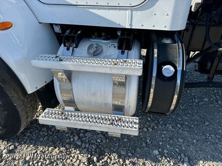 image for item DV1924 2015 Peterbilt 348 roll-off container truck