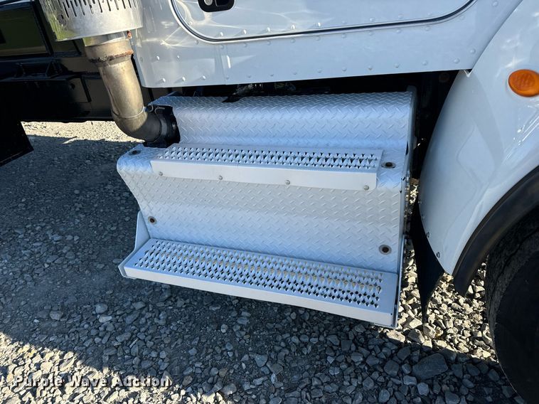 image for item DV1924 2015 Peterbilt 348 roll-off container truck