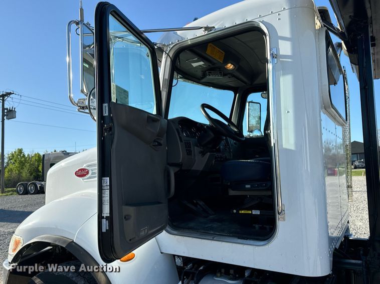 image for item DV1924 2015 Peterbilt 348 roll-off container truck