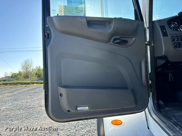 image for item DV1924 2015 Peterbilt 348 roll-off container truck