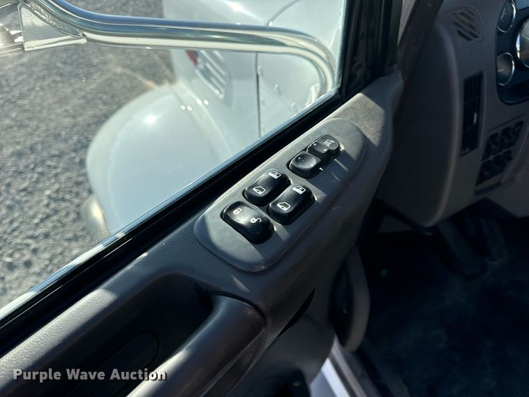 image for item DV1924 2015 Peterbilt 348 roll-off container truck