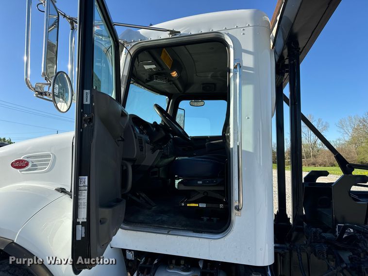 image for item DV1924 2015 Peterbilt 348 roll-off container truck