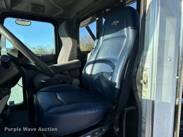 image for item DV1924 2015 Peterbilt 348 roll-off container truck