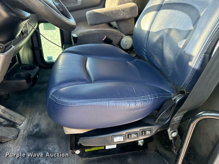 image for item DV1924 2015 Peterbilt 348 roll-off container truck