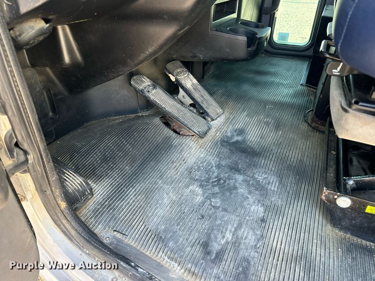 image for item DV1924 2015 Peterbilt 348 roll-off container truck