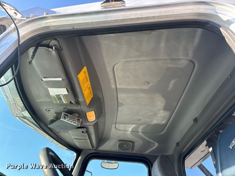 image for item DV1924 2015 Peterbilt 348 roll-off container truck