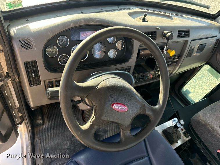 image for item DV1924 2015 Peterbilt 348 roll-off container truck