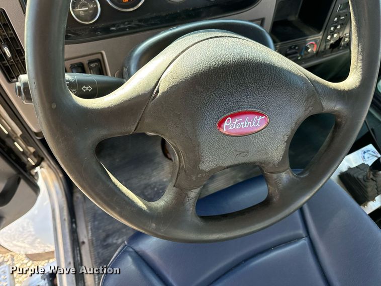 image for item DV1924 2015 Peterbilt 348 roll-off container truck