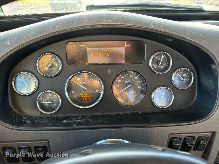 image for item DV1924 2015 Peterbilt 348 roll-off container truck