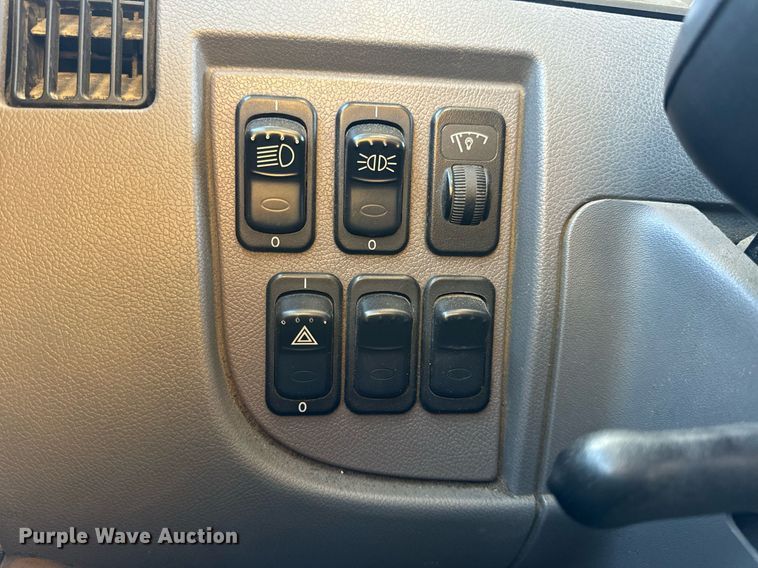 image for item DV1924 2015 Peterbilt 348 roll-off container truck