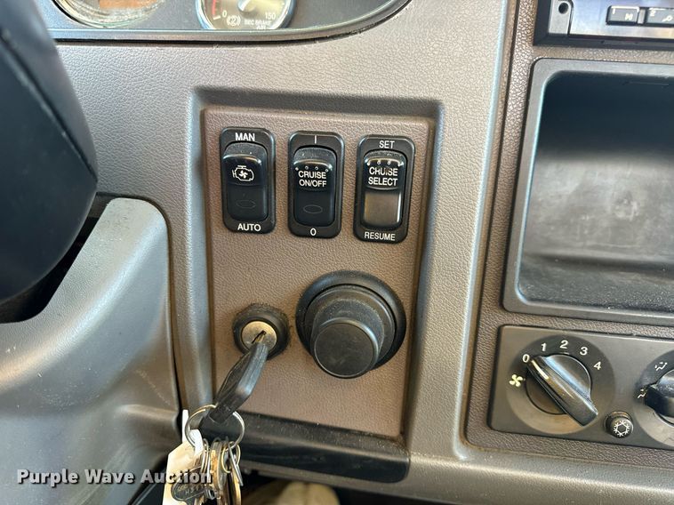 image for item DV1924 2015 Peterbilt 348 roll-off container truck