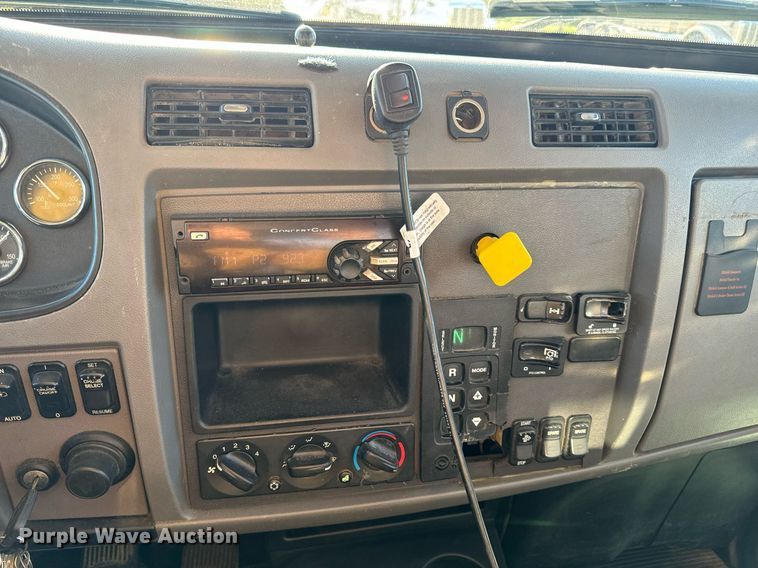 image for item DV1924 2015 Peterbilt 348 roll-off container truck