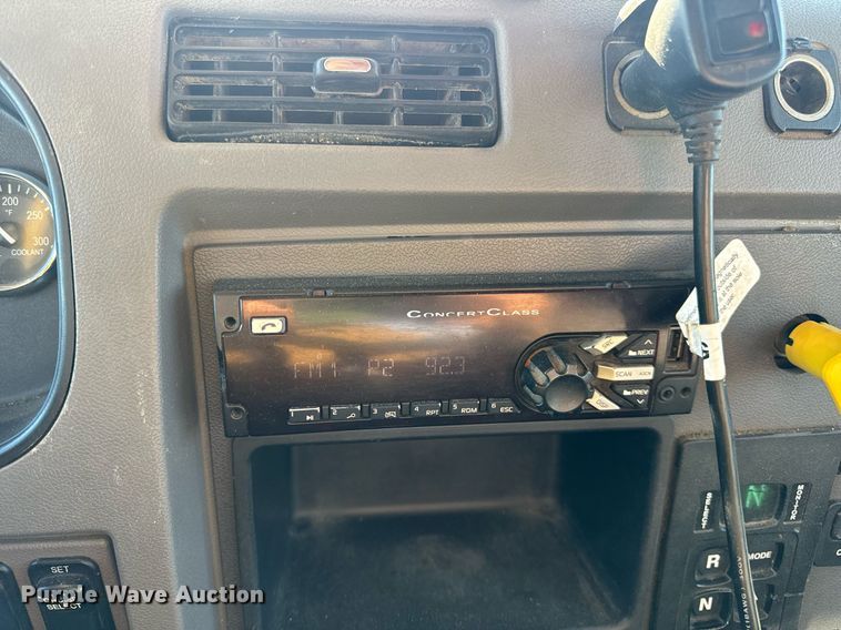 image for item DV1924 2015 Peterbilt 348 roll-off container truck