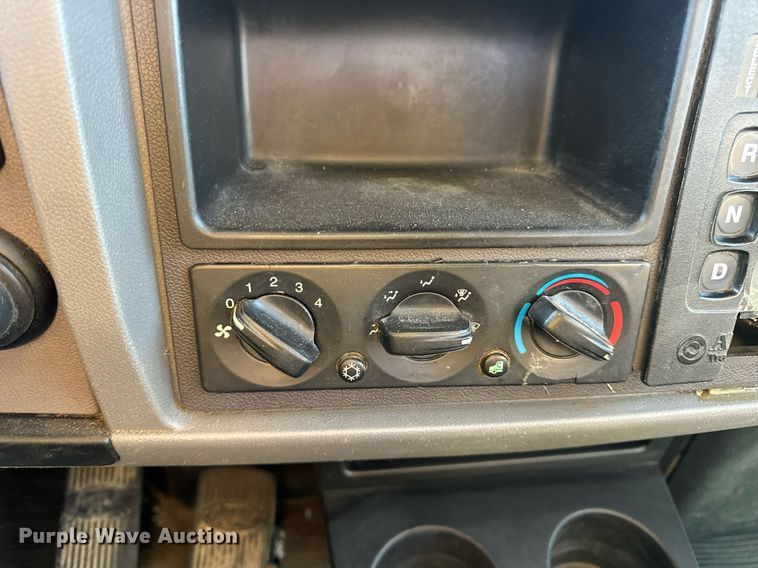 image for item DV1924 2015 Peterbilt 348 roll-off container truck