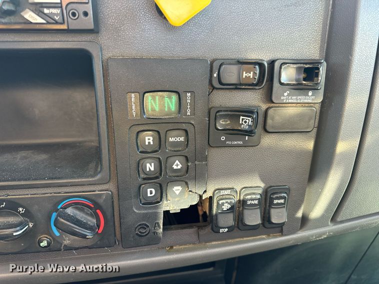 image for item DV1924 2015 Peterbilt 348 roll-off container truck