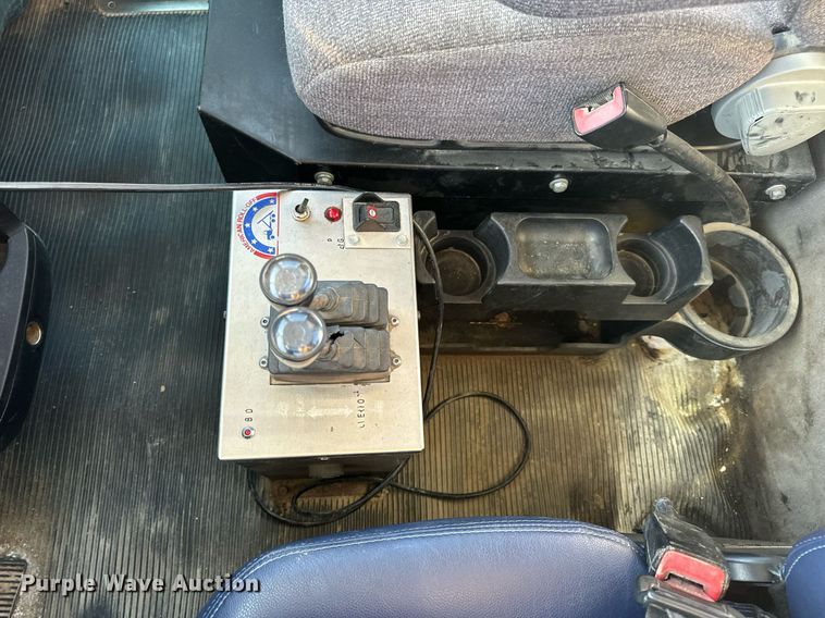 image for item DV1924 2015 Peterbilt 348 roll-off container truck