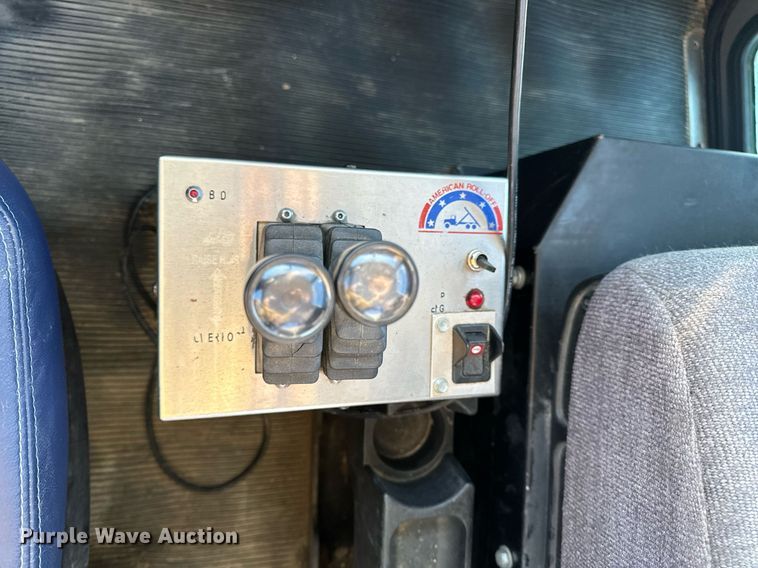 image for item DV1924 2015 Peterbilt 348 roll-off container truck