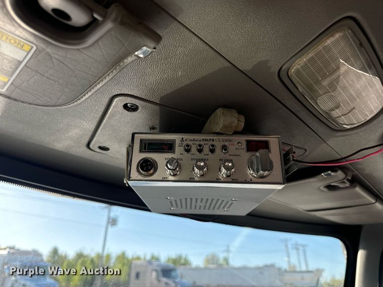 image for item DV1924 2015 Peterbilt 348 roll-off container truck