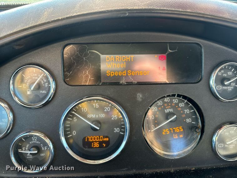 image for item DV1924 2015 Peterbilt 348 roll-off container truck