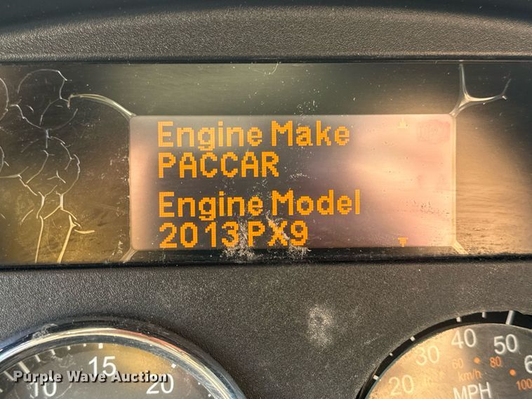 image for item DV1924 2015 Peterbilt 348 roll-off container truck