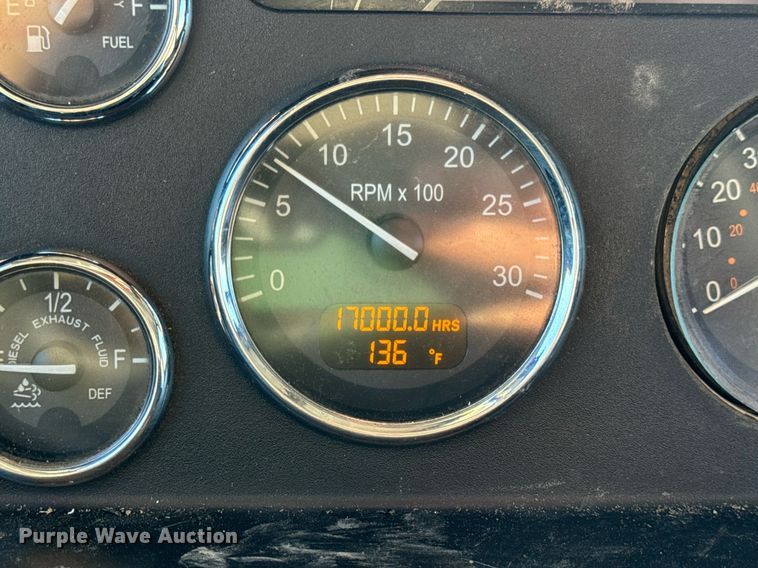 image for item DV1924 2015 Peterbilt 348 roll-off container truck