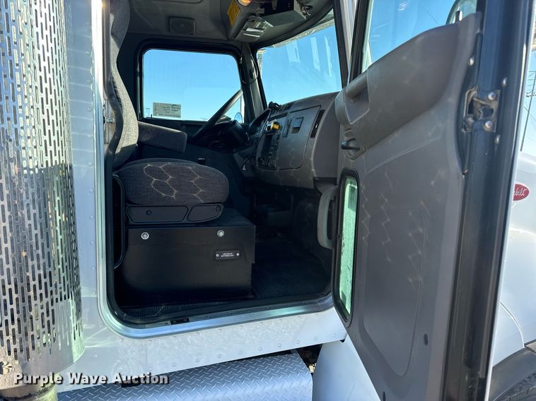 image for item DV1924 2015 Peterbilt 348 roll-off container truck