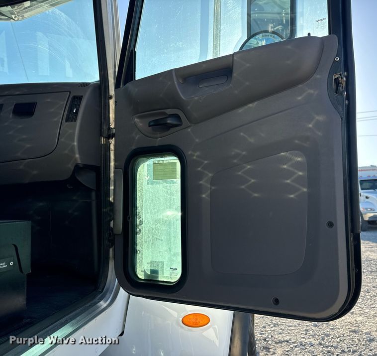 image for item DV1924 2015 Peterbilt 348 roll-off container truck