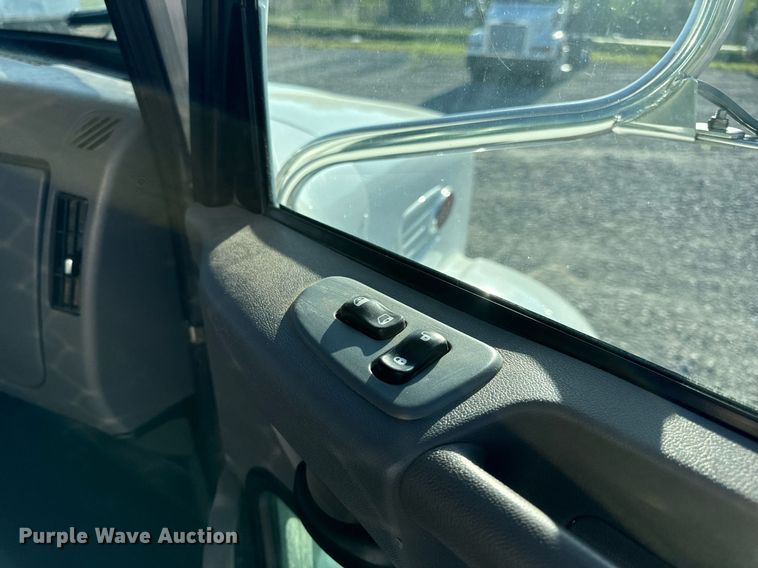 image for item DV1924 2015 Peterbilt 348 roll-off container truck