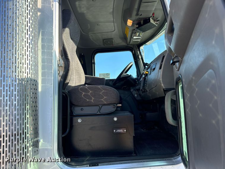 image for item DV1924 2015 Peterbilt 348 roll-off container truck