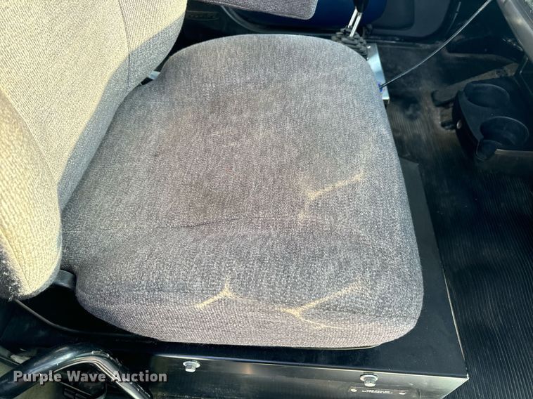 image for item DV1924 2015 Peterbilt 348 roll-off container truck