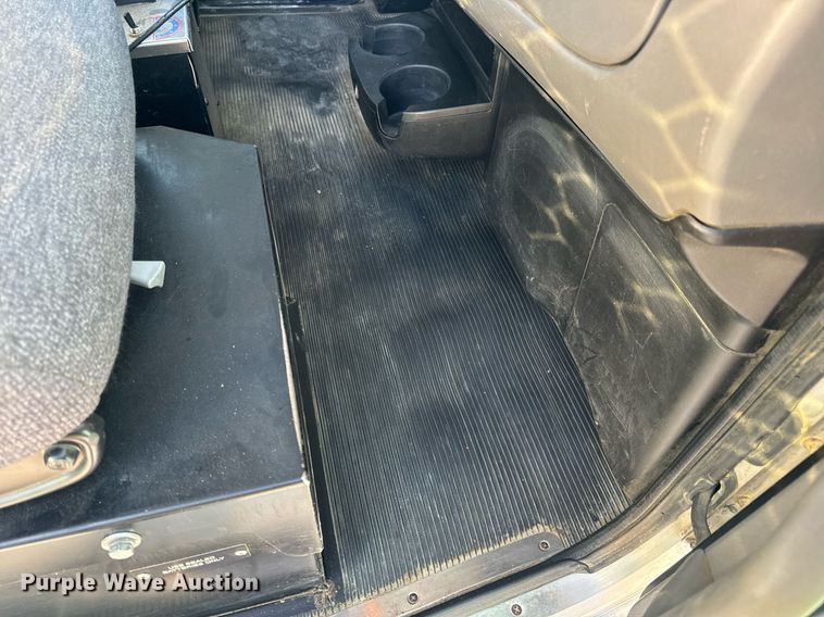 image for item DV1924 2015 Peterbilt 348 roll-off container truck