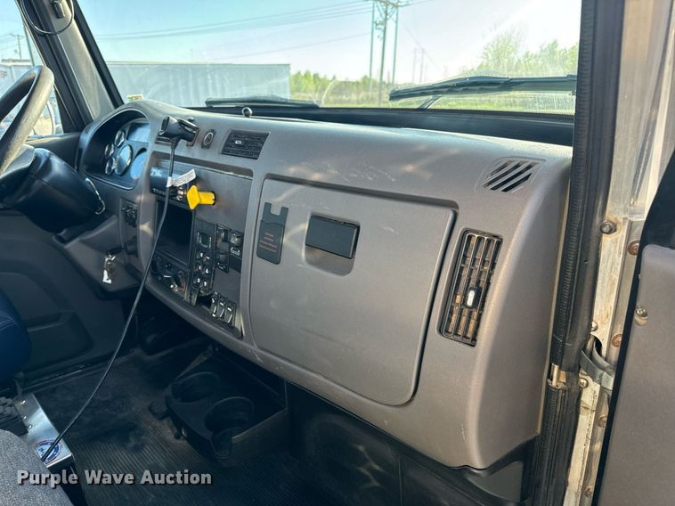 image for item DV1924 2015 Peterbilt 348 roll-off container truck