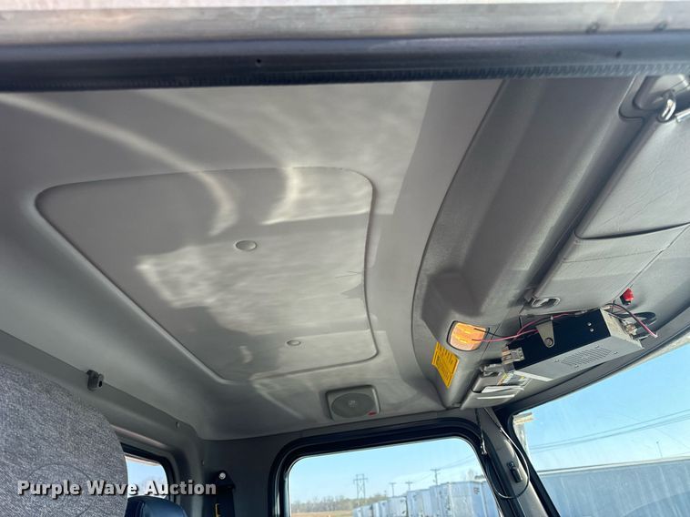 image for item DV1924 2015 Peterbilt 348 roll-off container truck