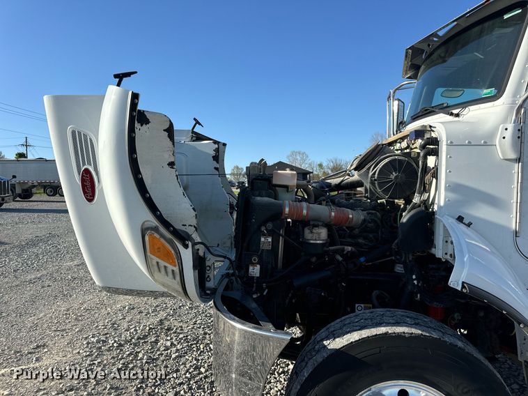 image for item DV1924 2015 Peterbilt 348 roll-off container truck