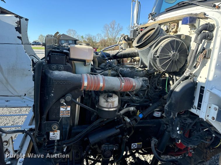 image for item DV1924 2015 Peterbilt 348 roll-off container truck