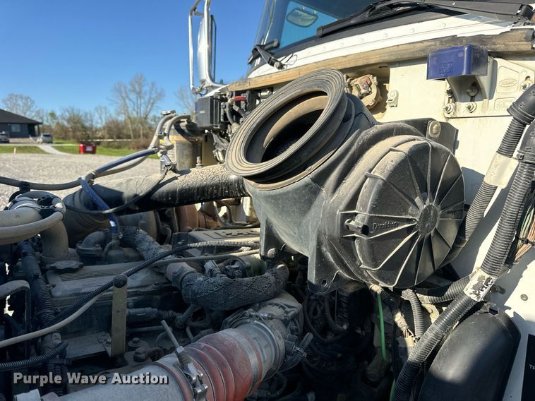 image for item DV1924 2015 Peterbilt 348 roll-off container truck