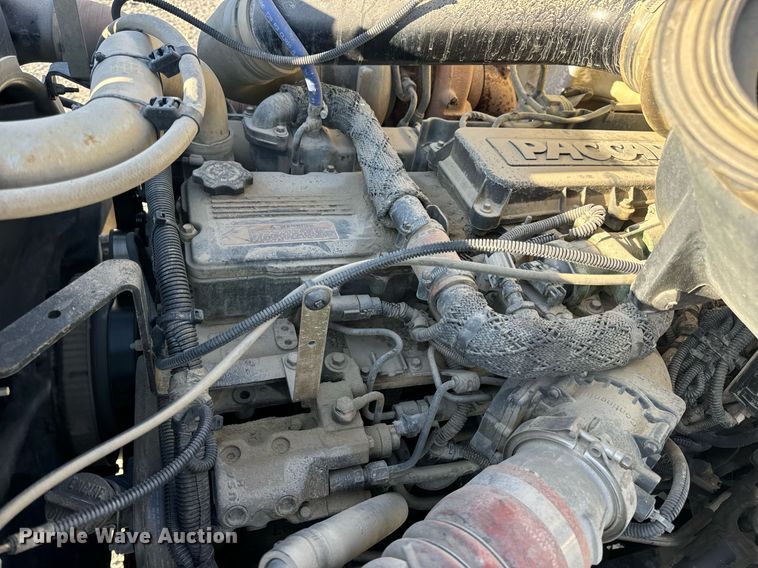 image for item DV1924 2015 Peterbilt 348 roll-off container truck