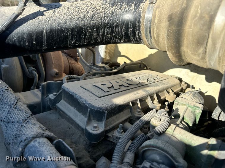 image for item DV1924 2015 Peterbilt 348 roll-off container truck