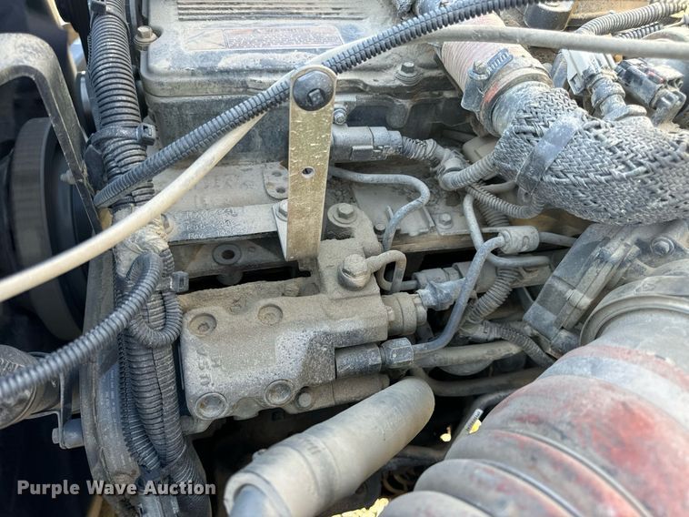 image for item DV1924 2015 Peterbilt 348 roll-off container truck