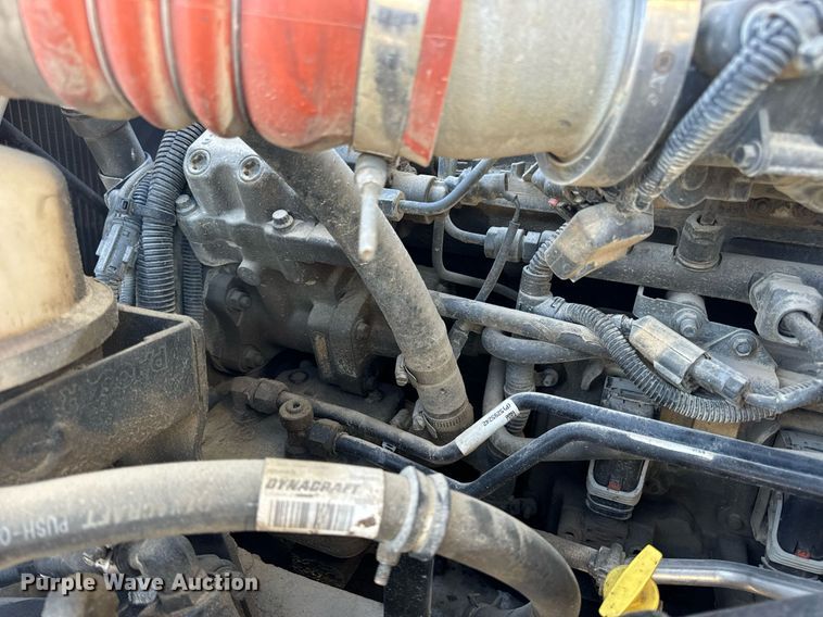 image for item DV1924 2015 Peterbilt 348 roll-off container truck