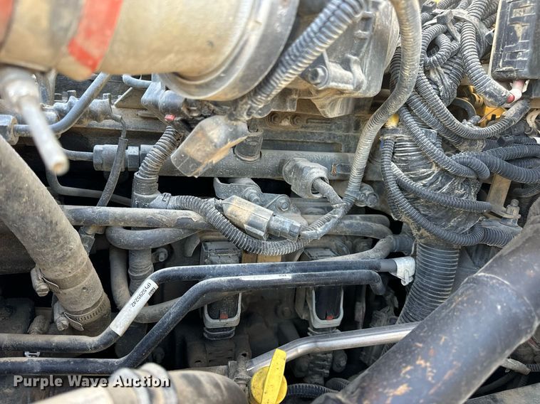 image for item DV1924 2015 Peterbilt 348 roll-off container truck