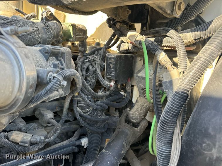 image for item DV1924 2015 Peterbilt 348 roll-off container truck