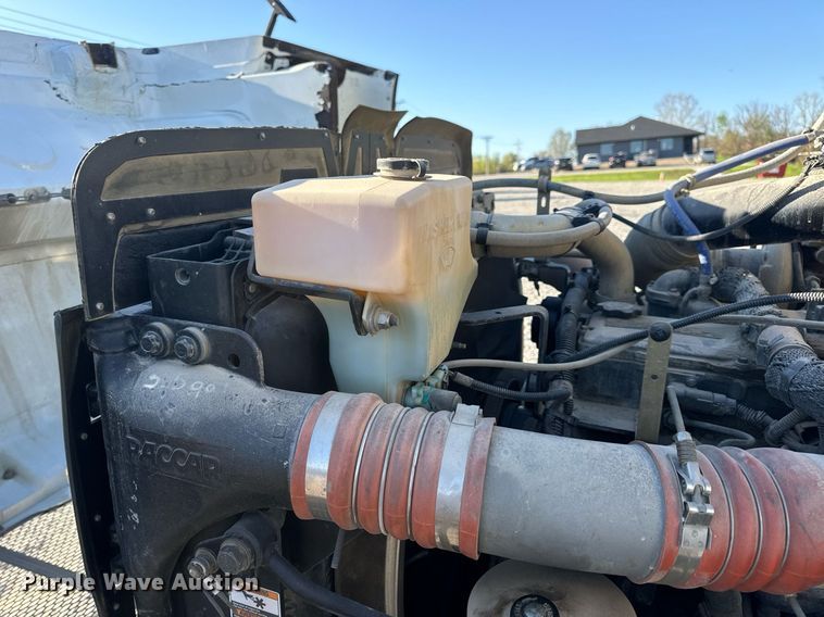 image for item DV1924 2015 Peterbilt 348 roll-off container truck