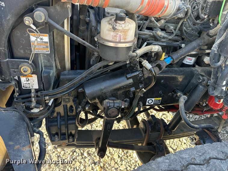 image for item DV1924 2015 Peterbilt 348 roll-off container truck