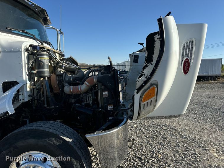 image for item DV1924 2015 Peterbilt 348 roll-off container truck