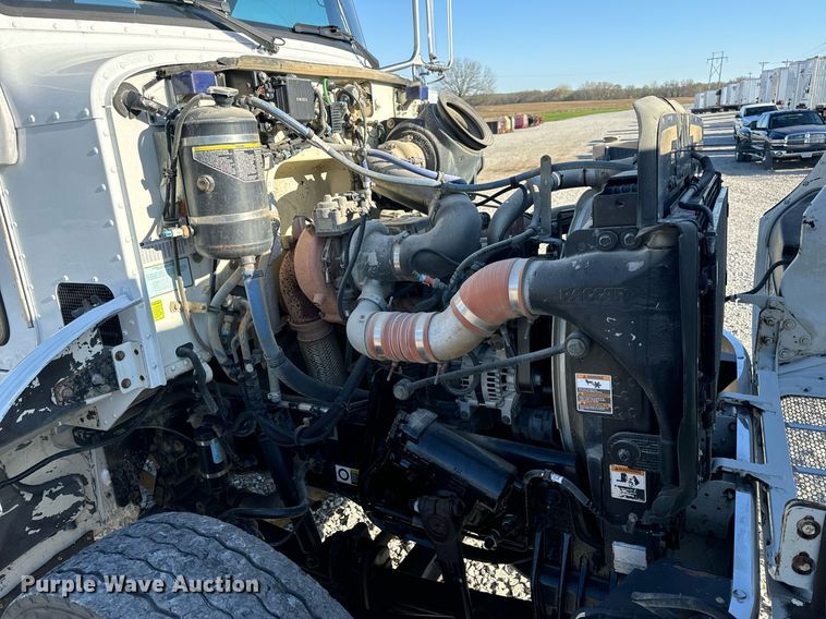 image for item DV1924 2015 Peterbilt 348 roll-off container truck