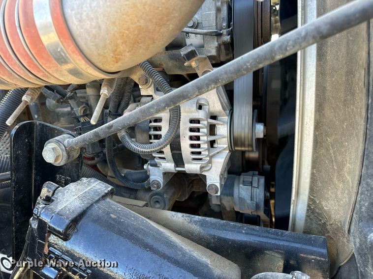 image for item DV1924 2015 Peterbilt 348 roll-off container truck