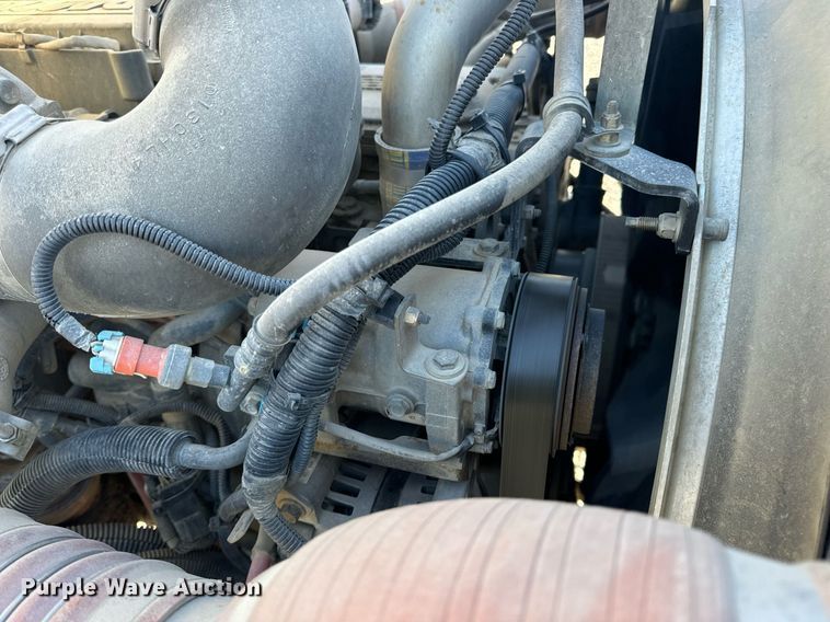 image for item DV1924 2015 Peterbilt 348 roll-off container truck